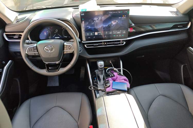 Used Toyota Highlander 2026 Model 2.5L Intelligent Electric Hybrid Dual-Engine Two-Wheel-Drive Elite Edition 5-seater Center Console
