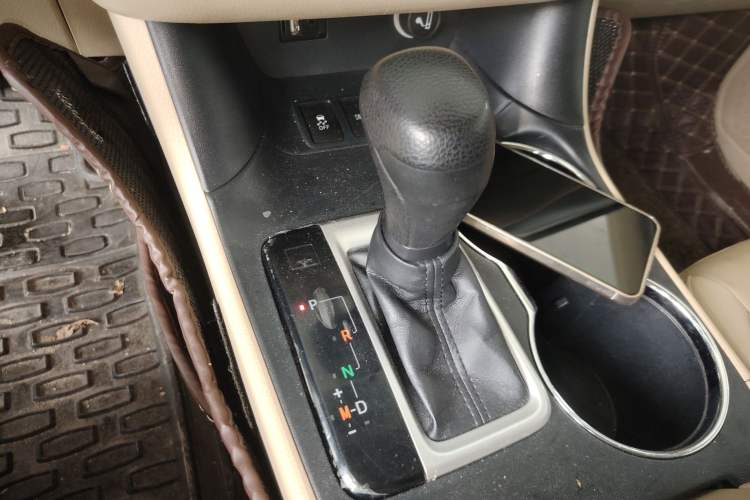 Used Toyota Highlander 2015 2.0T Two-Wheel Drive Elite Edition 7 Seats Gear Lever