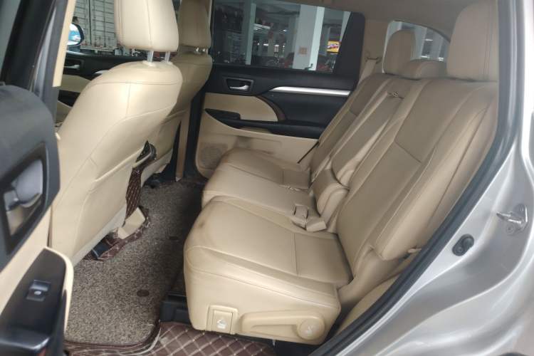 Used Toyota Highlander 2015 2.0T Two-Wheel Drive Elite Edition 7 Seats Interior 4
