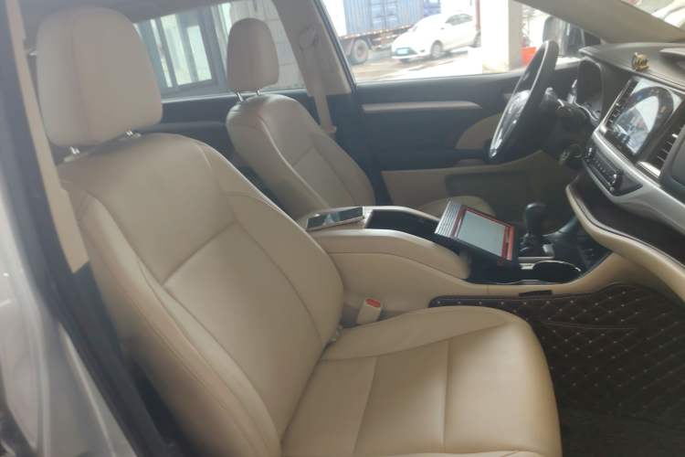 Used Toyota Highlander 2015 2.0T Two-Wheel Drive Elite Edition 7 Seats Right Front Seat