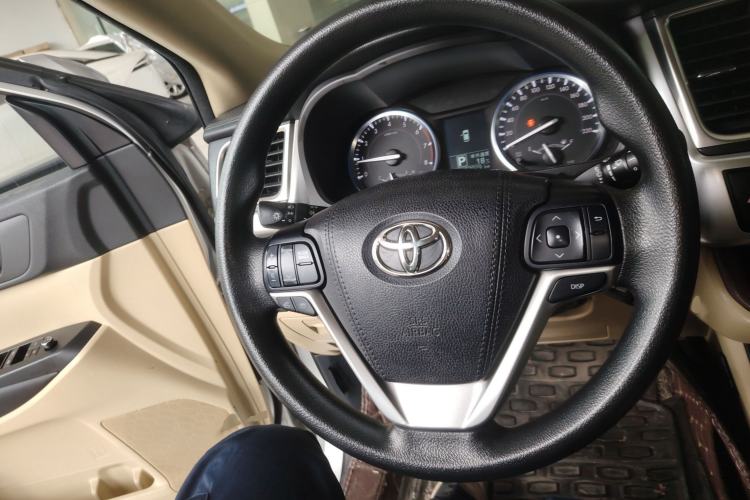 Used Toyota Highlander 2015 2.0T Two-Wheel Drive Elite Edition 7 Seats Steering Wheel