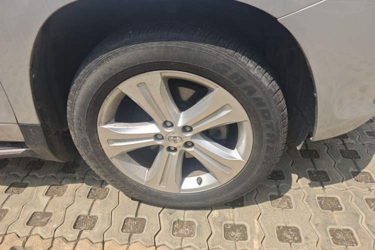 Used Toyota Highlander 2007 LIMITED Edition Right Front Wheel Hub