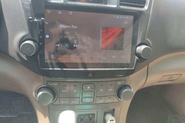 Used Toyota Highlander 2009 2.7L Two-Wheel Drive 7-Seater Luxury Edition Audio And AC Panel