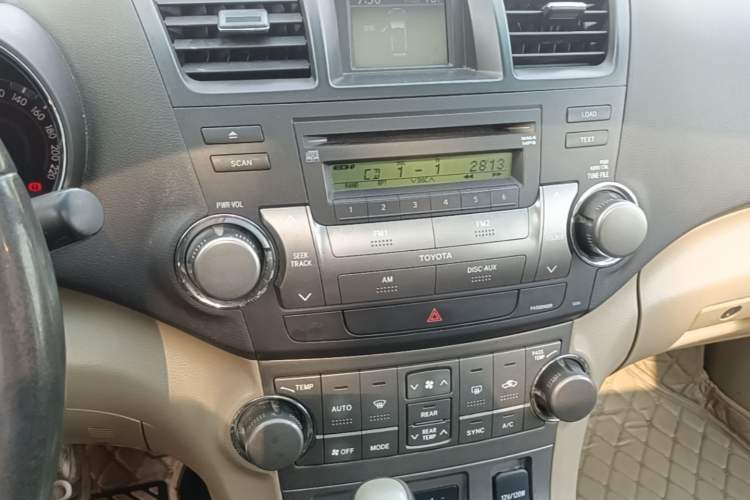 Used Toyota Highlander 2009 2.7L Two-Wheel Drive 7-Seater Luxury Edition Audio And AC Panel
