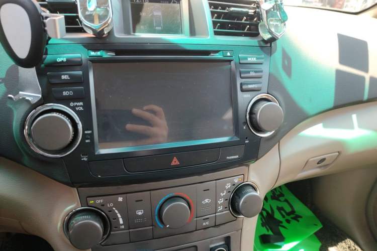 Used Toyota Highlander 2009 2.7L Two-Wheel Drive 5-Seater Sport Edition Audio And AC Panel