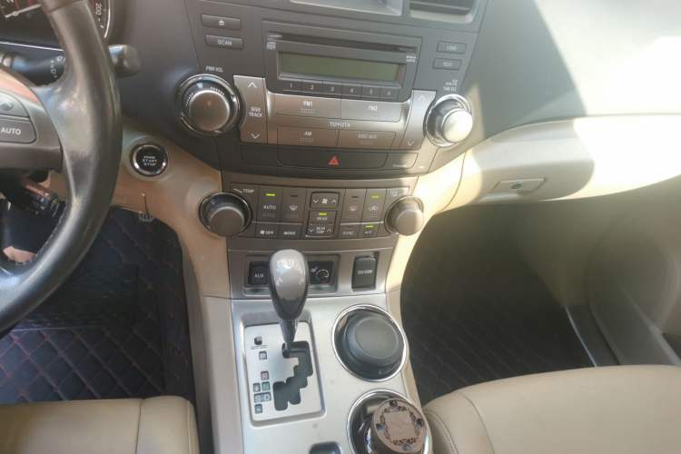Used Toyota Highlander 2009 2.7L Two-Wheel Drive 7-Seater Luxury Edition Audio And AC Panel