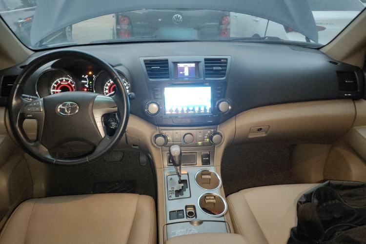 Used Toyota Highlander 2009 2.7L Two-Wheel Drive 5-Seater Sport Edition Center Console