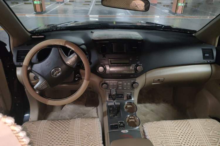 Used Toyota Highlander 2009 2.7L Two-Wheel Drive 7-Seater Luxury Edition Center Console