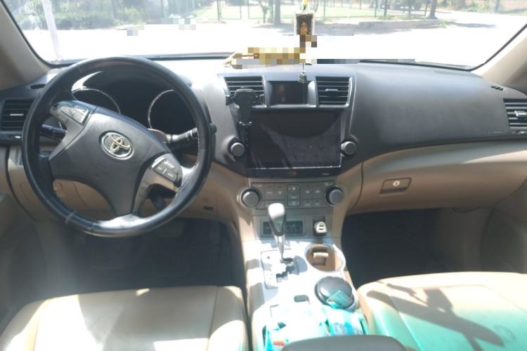 Used Toyota Highlander 2009 2.7L Two-Wheel Drive 7-Seater Luxury Edition Center Console