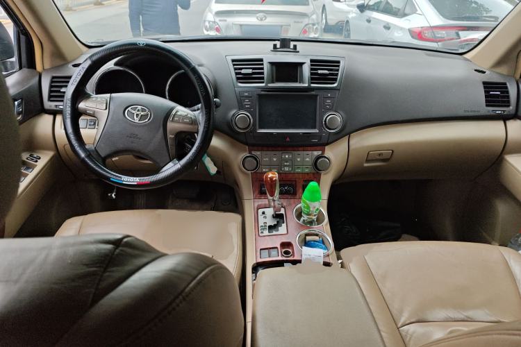 Used Toyota Highlander 2009 2.7L Two-Wheel Drive 7-Seater Luxury Edition Center Console