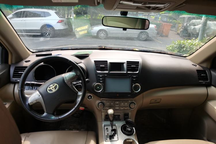 Used Toyota Highlander 2009 2.7L Two-Wheel Drive 7-Seater Luxury Edition Center Console