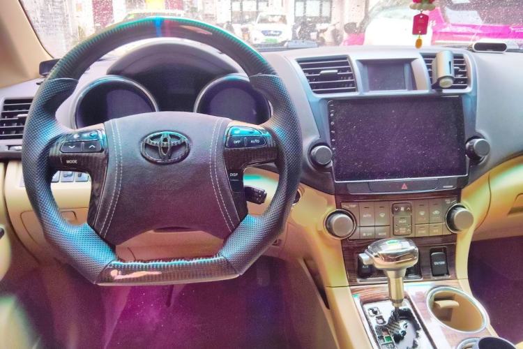 Used Toyota Highlander 2009 2.7L Two-Wheel Drive 7-Seater Supreme Edition Center Console