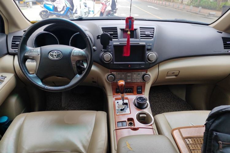Used Toyota Highlander 2009 2.7L Two-Wheel Drive 7-Seater Luxury Edition Center Console