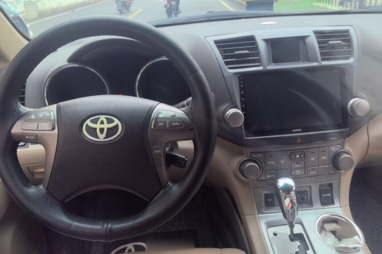 Used Toyota Highlander 2009 2.7L Two-Wheel Drive 7-Seater Luxury Edition Center Console