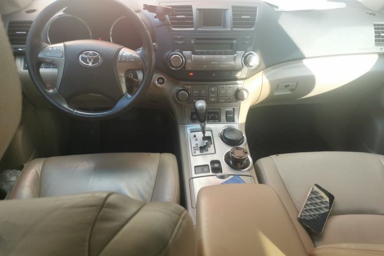 Used Toyota Highlander 2009 2.7L Two-Wheel Drive 7-Seater Luxury Edition Center Console