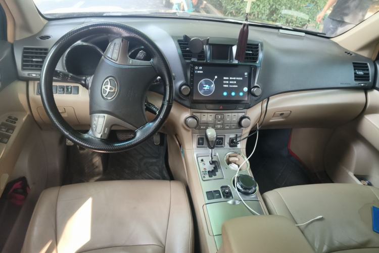 Used Toyota Highlander 2009 2.7L Two-Wheel Drive 7-Seater Luxury Edition Center Console