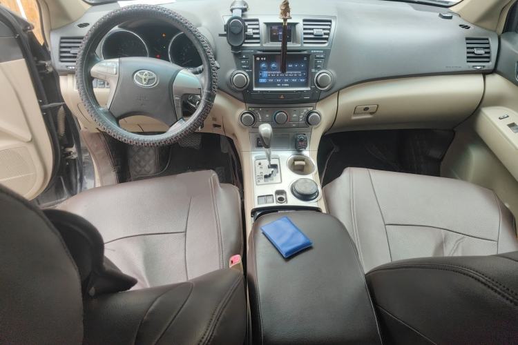 Used Toyota Highlander 2009 2.7L Two-Wheel Drive 5-Seater Sport Edition Center Console
