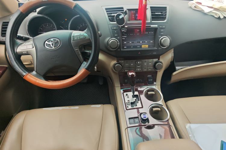 Used Toyota Highlander 2009 2.7L Two-Wheel Drive 7-Seater Luxury Edition Center Console