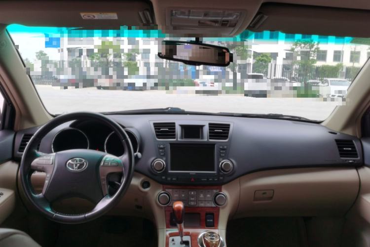 Used Toyota Highlander 2009 2.7L Two-Wheel Drive 7-Seater Supreme Edition Center Console