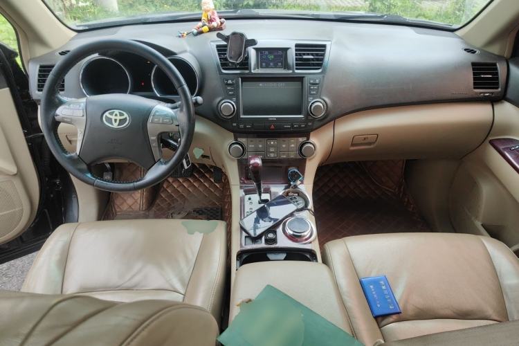 Used Toyota Highlander 2009 2.7L Two-Wheel Drive 7-Seater Luxury Edition Center Console