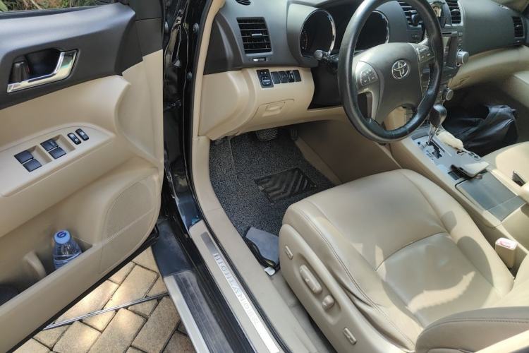 Used Toyota Highlander 2009 2.7L Two-Wheel Drive 7-Seater Luxury Edition Driver Seat