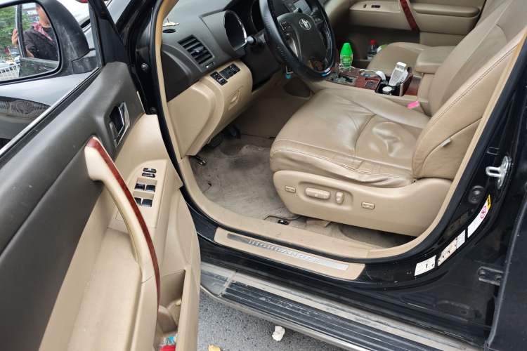 Used Toyota Highlander 2009 2.7L Two-Wheel Drive 7-Seater Luxury Edition Driver Seat
