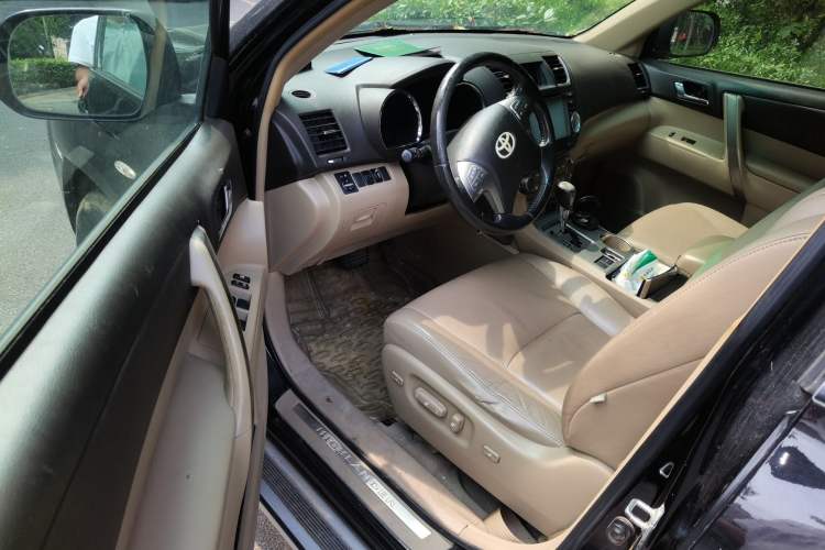 Used Toyota Highlander 2009 2.7L Two-Wheel Drive 7-Seater Luxury Edition Driver Seat