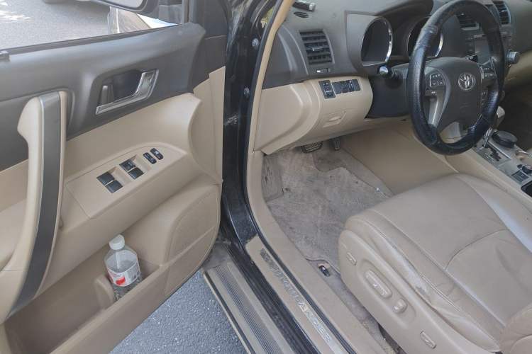 Used Toyota Highlander 2009 2.7L Two-Wheel Drive 7-Seater Luxury Edition Driver Seat