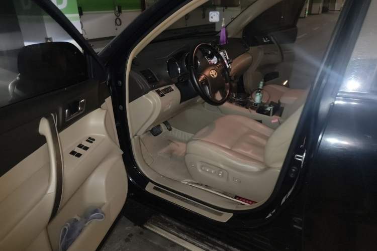 Used Toyota Highlander 2009 2.7L Two-Wheel Drive 7-Seater Luxury Edition Driver Seat