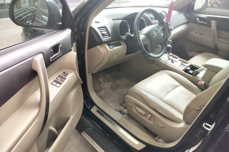 Used Toyota Highlander 2009 2.7L Two-Wheel Drive 7-Seater Luxury Edition Driver Seat