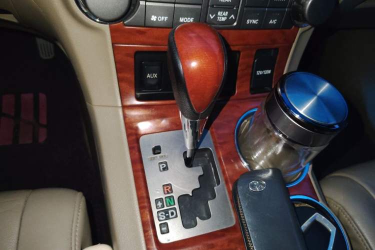 Used Toyota Highlander 2009 2.7L Two-Wheel Drive 7-Seater Supreme Edition Gear Lever