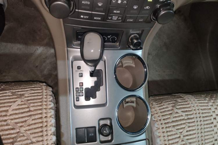 Used Toyota Highlander 2009 2.7L Two-Wheel Drive 7-Seater Luxury Edition Gear Lever