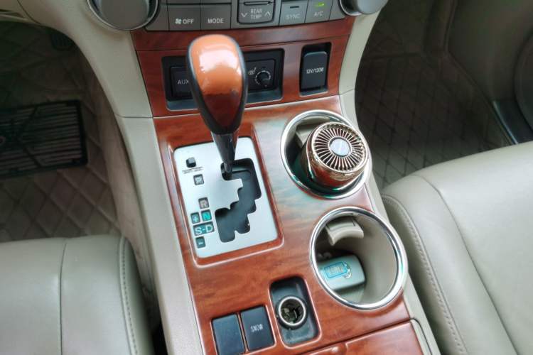 Used Toyota Highlander 2009 2.7L Two-Wheel Drive 7-Seater Supreme Edition Gear Lever