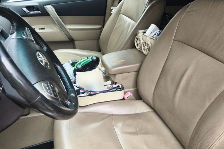 Used Toyota Highlander 2009 2.7L Two-Wheel Drive 7-Seater Luxury Edition Left Front Seat