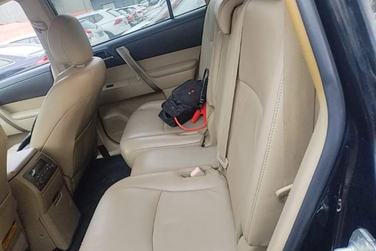 Used Toyota Highlander 2009 2.7L Two-Wheel Drive 7-Seater Luxury Edition Left Rear Seat