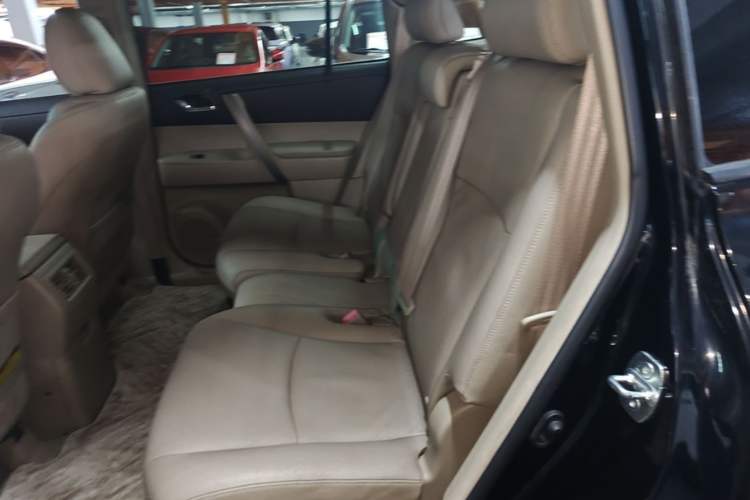 Used Toyota Highlander 2009 2.7L Two-Wheel Drive 5-Seater Sport Edition Left Rear Seat