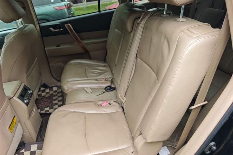 Used Toyota Highlander 2009 2.7L Two-Wheel Drive 7-Seater Supreme Edition Left Rear Seat
