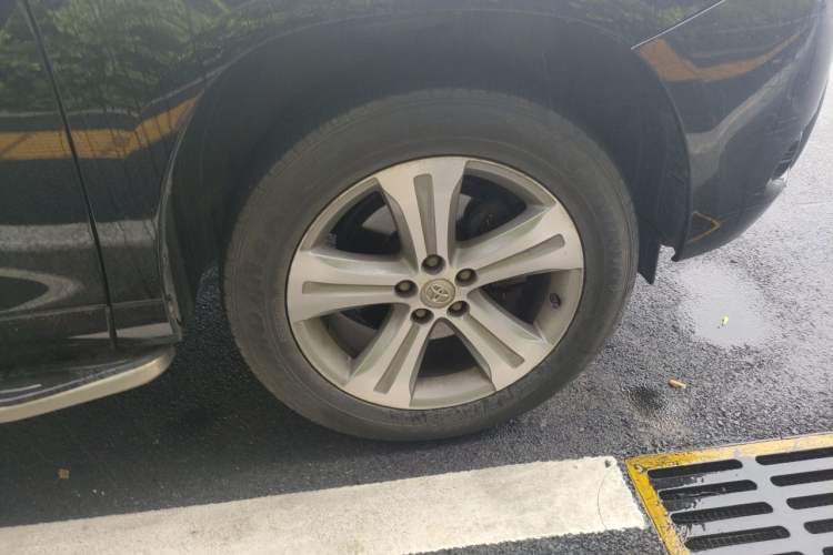 Used Toyota Highlander 2009 2.7L Two-Wheel Drive 7-Seater Luxury Edition Right Front Wheel Hub