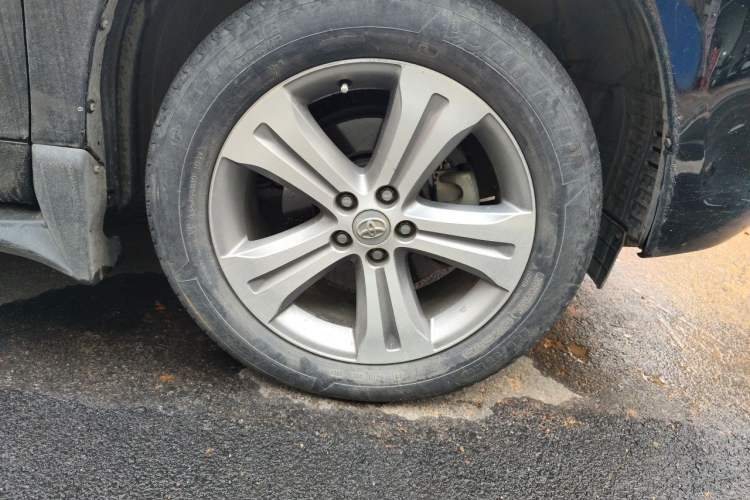 Used Toyota Highlander 2009 2.7L Two-Wheel Drive 5-Seater Sport Edition Right Front Wheel Hub