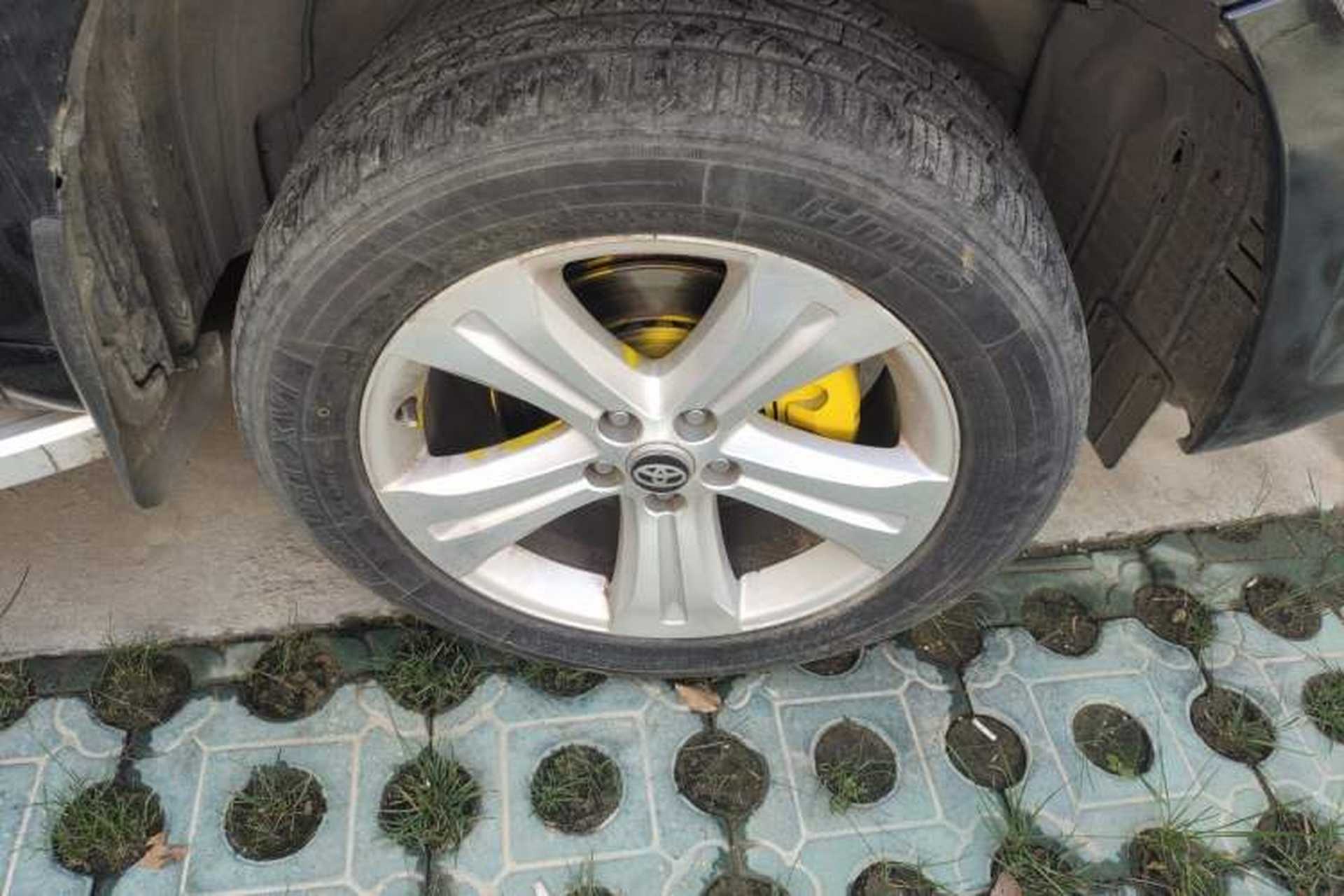Used Toyota Highlander 2009 2.7L Two-Wheel Drive 7-Seater Supreme Edition Right Front Wheel Hub