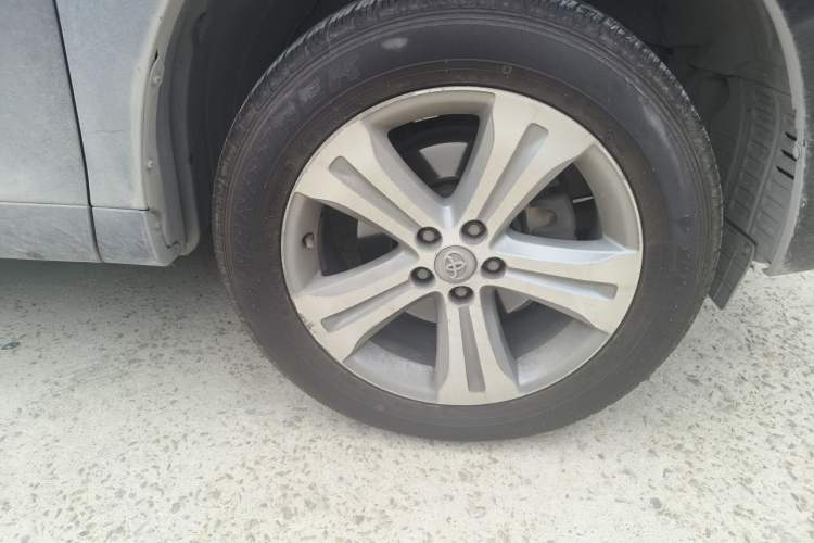 Used Toyota Highlander 2009 2.7L Two-Wheel Drive 5-Seater Sport Edition Right Front Wheel Hub