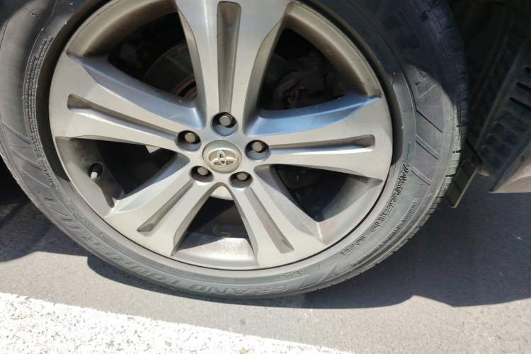 Used Toyota Highlander 2009 2.7L Two-Wheel Drive 5-Seater Sport Edition Right Front Wheel Hub