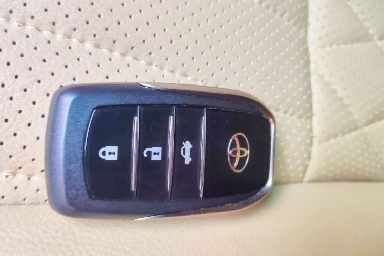 Used Toyota Highlander 2009 2.7L Two-Wheel Drive 7-Seater Supreme Edition Vehicle Key
