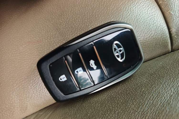 Used Toyota Highlander 2009 2.7L Two-Wheel Drive 7-Seater Supreme Edition Vehicle Key
