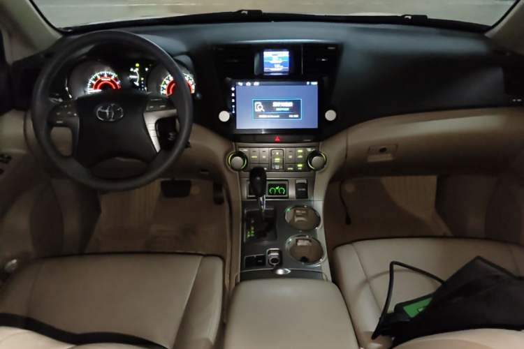 Used Toyota Highlander 2009 2.7L Two-Wheel Drive 7-Seater Luxury Edition Center Console