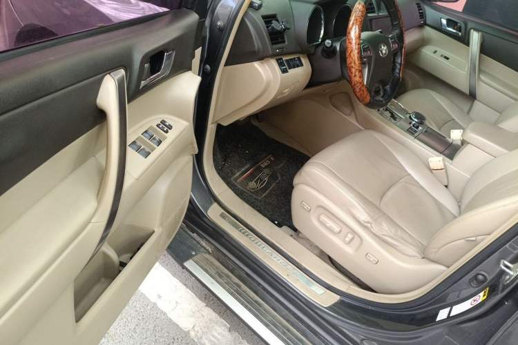 Used Toyota Highlander 2009 2.7L Two-Wheel Drive 7-Seater Luxury Edition Driver Seat