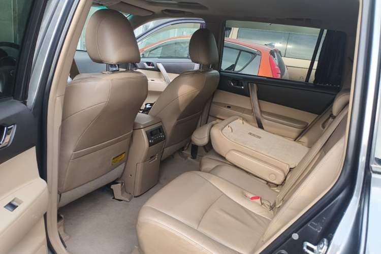 Used Toyota Highlander 2009 2.7L Two-Wheel Drive 7-Seater Luxury Edition Left Rear Seat