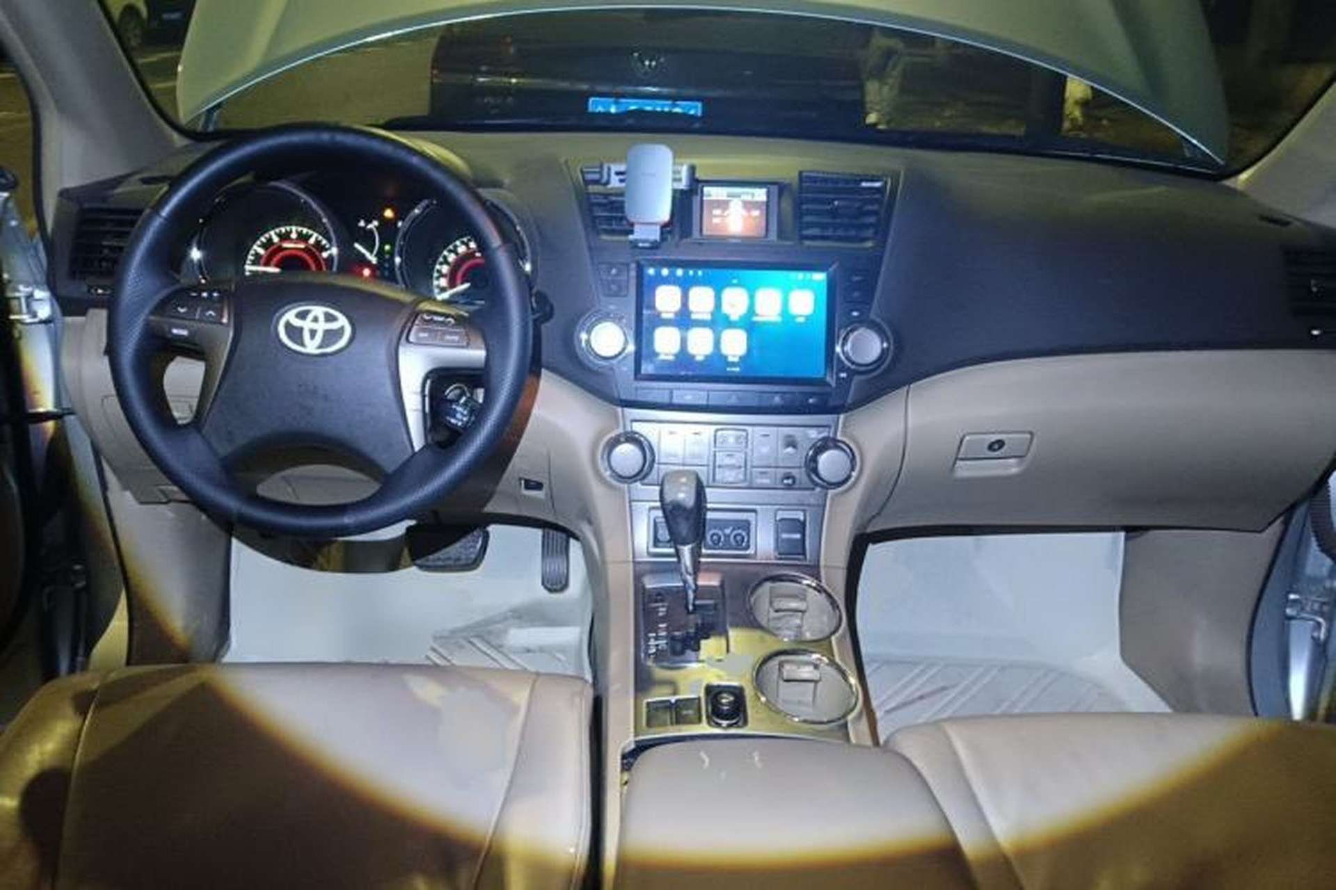 Used Toyota Highlander 2009 2.7L Two-Wheel Drive 7-Seater Luxury Edition Center Console