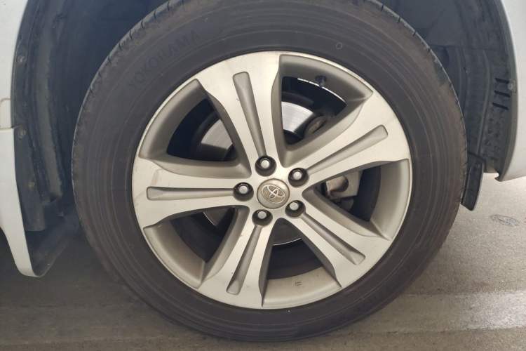 Used Toyota Highlander 2009 2.7L Two-Wheel Drive 7-Seater Luxury Edition Right Front Wheel Hub