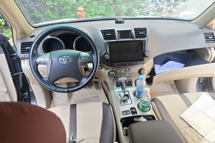 Used Toyota Highlander 2009 2.7L Two-Wheel Drive 7-Seater Luxury Edition Center Console
